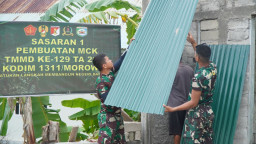 Pemasangan Atap Seng Tandai Kemajuan Pembangunan MCK Masjid Quba Desa Umbele