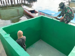 Satgas TMMD Ke-129 Kodim 1311/Morowali Rampungkan Pengecatan Bak Penampungan Air Program Manunggal Air di Desa Umbele