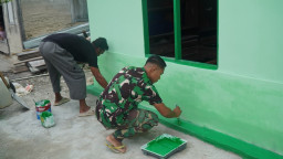 Satgas TMMD ke-129 Kodim 1311/Morowali Laksanakan Pemasangan Pintu dan Pengecatan Akhir RTLH Milik Bapak Suhardi di Desa