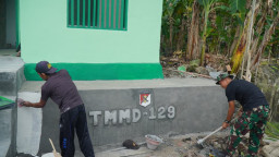 Renovasi RTLH Milik Bapak Suardi Terus Berproses, Satgas TMMD Laksanakan Pengecatan dan Pembuatan Tulisan
