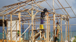 Pemasangan Rangka Atap dan Kalsiboard, Renovasi RTLH Milik Bapak Nardianto Terus Berprogres