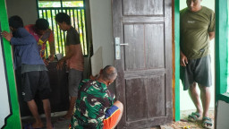 Satgas TMMD Bersama Warga Lanjutkan Tahap Finishing Renovasi RTLH Milik Bapak Hardi di Desa Pulau Dua