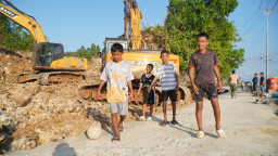 Anak-anak Kepulauan Umbele Antusias Manfaatkan Jalan Hasil TMMD sebagai Tempat Bermain