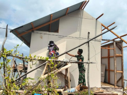 Semangat Satgas TMMD Tak Surut, Renovasi RTLH Milik Bapak Nardianto Terus Dikebut