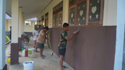 Satgas TMMD Bersama Warga, Guru, dan Siswa Laksanakan Pengecatan Ruang Kelas SMP Negeri Bungku Selatan