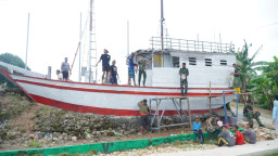 Satgas TMMD Ke-129 Kodim 1311/Morowali Bersama Warga Percantik Miniatur Kapal di Desa Umbele