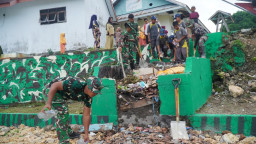 Antusiasme Masyarakat dan Satgas TMMD Bersihkan Tempat Pembuangan Sampah di Desa Umbele