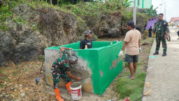 Satgas TMMD Ke-129 Kodim 1311/Morowali Bersama Warga Laksanakan Pengecatan Tempat Sampah di Kepulauan Umbele