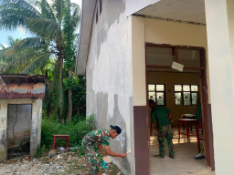 Satgas TMMD Kembali Lanjutkan Pengecatan SMP Negeri 2 Umbele