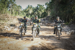 Wairjenad Tinjau Pembukaan Jalan TMMD Ke-129 dan Serahkan Bantuan Sembako kepada Warga Desa Polewali