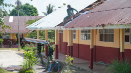 Kepala Sekolah, Dewan Guru dan Siswa Sambut Gembira Renovasi Sekolah oleh Satgas TMMD Ke-129 Kodim 1311/Morowali