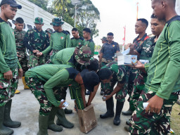 Komandan Satgas TMMD Ke-129 Bagikan Suplemen dan Masker untuk Jaga Kesehatan Personel