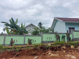 Satgas TMMD Ke-129 Laksanakan Pembenahan SD Negeri Polewali Melalui Pengecatan Pagar Sekolah