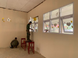 Satgas TMMD Ke-129 Laksanakan Pengecatan Ruang Kelas SD Negeri Polewali