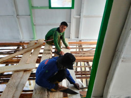 Satgas TMMD Bersama Masyarakat Pasang Gelagar Lantai RTLH Milik Bapak Nardianto