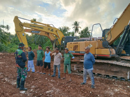Operator Alat Berat Terima Arahan Sebelum Mulai Pekerjaan Pembukaan Jalan TMMD Ke-129