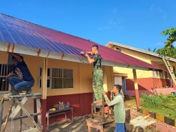 Satgas TMMD Bersama Masyarakat Laksanakan Pembongkaran Plafon Rusak SMP Negeri 2 Bungku Selatan
