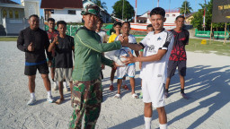 Satgas TMMD Serahkan Bantuan Bola Kaki kepada Karang Taruna Desa Umbele