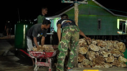 Satgas TMMD Ke-129 Lembur Bersama Masyarakat Pasang Dudukan Tandon Air di Desa Umbele