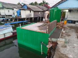 Semangat Gotong Royong, Satgas TMMD Ke-129 dan Warga Pasang Tandon Manunggal Air Bersih di Desa Umbele