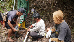 Satgas TMMD Gerak Cepat Perbaiki Kebocoran Pipa Program Manunggal Air Bersih