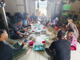 Kebersamaan Terjalin Erat, Personel Satgas TMMD Makan Bersama di Rumah Warga