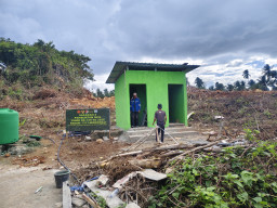 Pengecatan MCK Masjid Desa Polewali Rampung, Satgas TMMD Selesaikan Tahap Akhir Pekerjaan