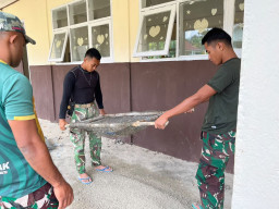 Satgas TMMD Kembali Lanjutkan Pengecoran Lantai SD Negeri Polewali
