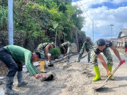 Satgas TMMD Bersama Masyarakat Kembali Lanjutkan Pekerjaan Rabat Jalan