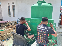 Satgas TMMD Lukis Identitas TMMD di Lokasi Manunggal Air Bersih
