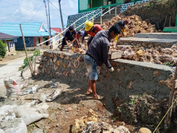 Satgas TMMD dan Warga Gotong Royong Pasang Tangga Program Manunggal Air Bersih di Desa Polewali