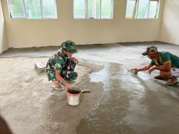 Satgas TMMD Kembali Lanjutkan Pengecoran Lantai SDN Polewali