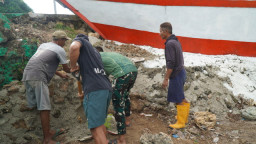 Satgas TMMD Bersama Masyarakat Perbaiki Saluran Air yang Rusak