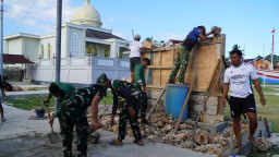 Satgas TMMD Bersama Masyarakat Desa Umbele Gotong Royong Bangun Gapura/Prasasti TMMD