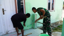 Di Luar Sasaran TMMD, Satgas Bantu Pengecatan Pustu Desa Polewali