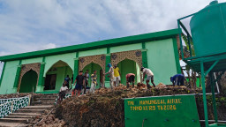 Antusiasme Warga Desa Polewali Tinggi, Kompak Laksanakan Kerja Bakti di Masjid