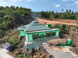 Satgas TMMD Ke-129 Laksanakan Pengecatan Masjid di Desa Polewali