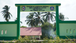 Satgas TMMD Laksanakan Pengecatan Papan Nama SDN Polewali
