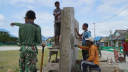 Satgas TMMD Bersama Masyarakat Bangun Gapura TMMD
