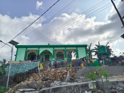 Satgas TMMD Bantu Pengecoran Lantai Masjid di Luar Sasaran TMMD