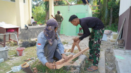 Satgas TMMD Bantu Renovasi MCK di SDN Polewali