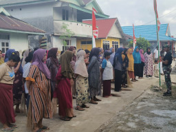Ibu-Ibu Desa Polewali Bersama Satgas TMMD Bersihkan Lokasi Jelang Penutupan TMMD Ke-129