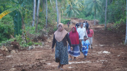 Jalan TMMD Mudahkan Aktivitas Ibu-Ibu Membawa Hasil Kebun