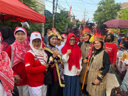 Jalan Sehat Gubeng Kertajaya, Enny Minarsih Satukan Semangat Nasionalisme dan UMKM Warga
