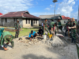 Tak Kenal Panas, Satgas TMMD Ke-129 Terus Kebut Pengecoran Rabat Beton di Desa Polewali