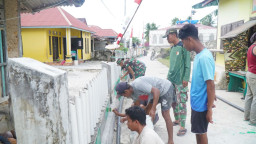 Satgas TMMD Bersama Masyarakat Laksanakan Pengecatan Pagar, Percantik Desa Umbele