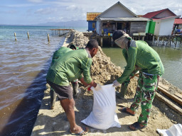 Satgas TMMD Angkut Material Pasir dari Pelabuhan Gunakan Kendaraan Roda Dua