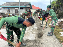 Gotong Royong Satgas TMMD dan Warga Percepat Pekerjaan Rabat Beton Jalan di Desa Polewali