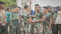 Jaga Kebugaran, Satgas TMMD Ke-129 Bagikan Minuman kepada Anggota