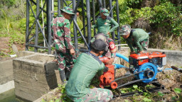 Satgas TMMD Bersama Masyarakat Berjibaku Salurkan Air Bersih ke Desa Umbele